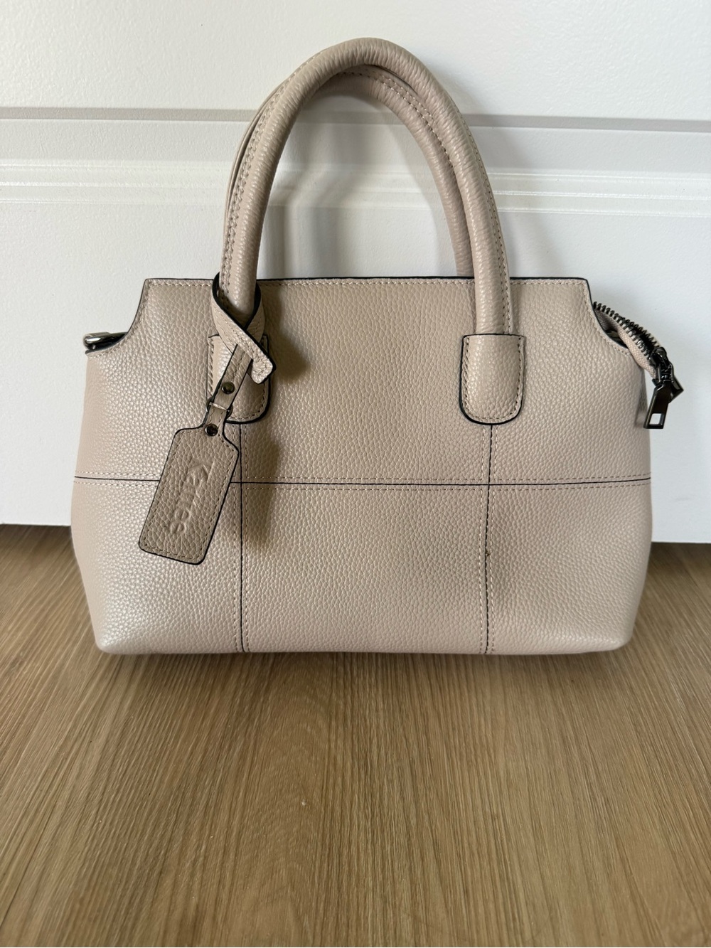 Kattee Pebbled Leather bag in Light Taupe